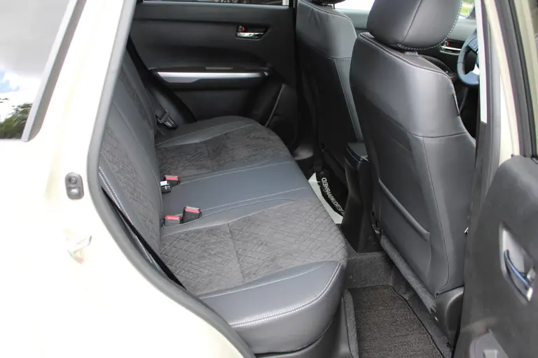 Suzuki Vitara 1.5 Hybrid Style Demo Voordeel, Parkeersensoren Draadloos Carplay en Panorama Dak. afbeelding 11