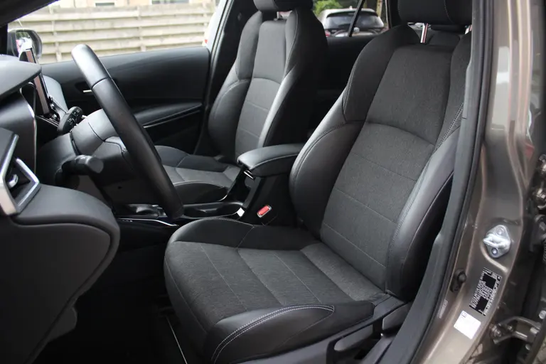 Toyota Corolla Touring Sports 1.8 Hybrid Dynamic Achteruitrijcamera, Stoelverwarming, Cruise Control Adaptief, Draadloze Telefoonlader afbeelding 5