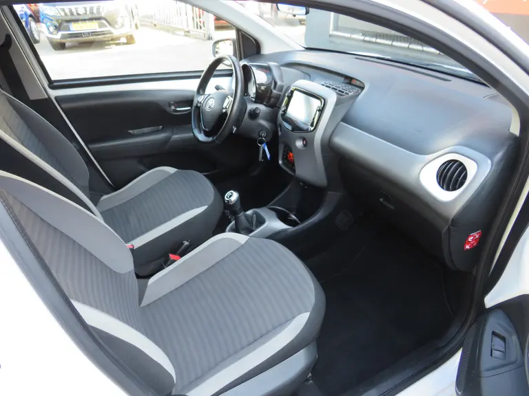 Toyota Aygo 1.0 VVT-i x-joy 1e Eigenaar, Dealer onderhouden, Achteruitrijcamera en LM-Velgen afbeelding 11