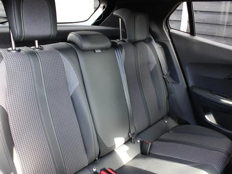 Peugeot e-2008 GT 50 kWh 136PK inclusief batterijtest Navigatie, Lichtmetalen velgen 18 inch, Keyless Entry, Dodehoek detectie afbeelding 15