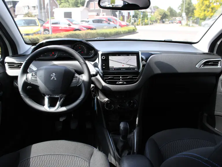 Peugeot 208 Signature 1.2 PureTech 82PK Navigatie, Parkeerhulp achter, Cruise Controle, Apple Carplay/Android Auto afbeelding 18
