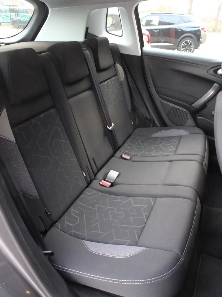 Peugeot 2008 1.2 PureTech Active 110PK Climate Control, Trekhaak, Navigatie afbeelding 26