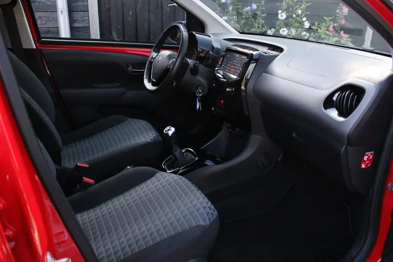 Peugeot 108 Allure 1.0 e-VTi 72PK 5DRS Climate control, Dimlicht Automatisch, Apple Carplay, Android Auto afbeelding 20