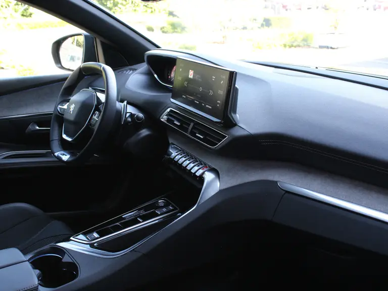 Peugeot 3008 GT 1.2 PureTech 130PK EAT8 Automaat Navigatie, Achteruitrijcamera, Keyless, Stoelverwarming, Elektrische Kofferbak afbeelding 16