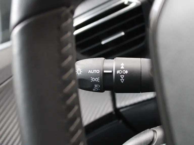 Peugeot e-2008 Active Pack 50 kWh 136PK Navigatie, Achteruitrijcamera, Apple Carplay, Android Auto, Climate Control afbeelding 18
