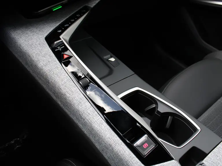 Peugeot 3008 Allure 1.2 Hybrid 145PK e-DCS6 Automaat Navigatie, Achteruitrijcamera, Keyless Entry & Start Stoelverwarming, Apple Carplay, Android Auto afbeelding 32