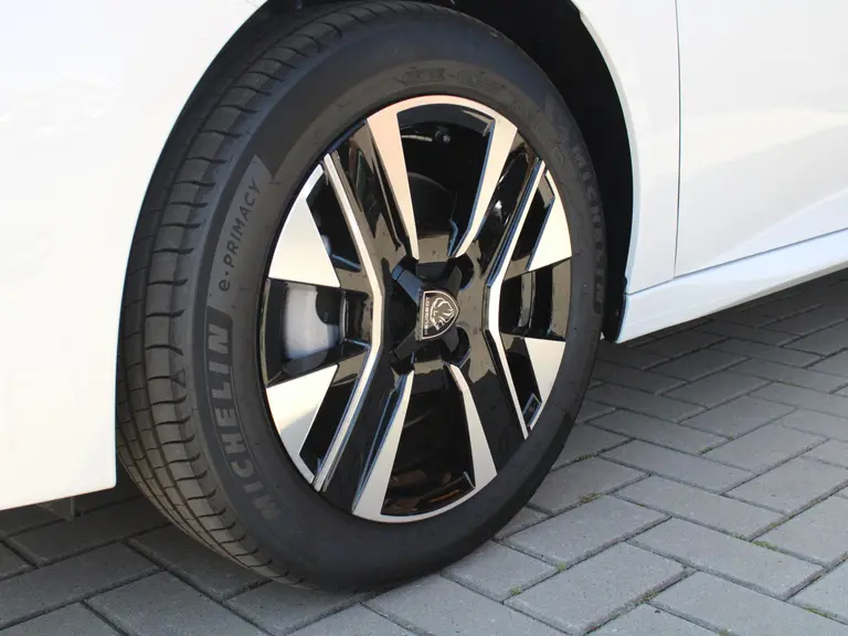 Peugeot 208 1.2 PureTech 100 Allure Navigatie, Stoelverwarming, Camera achter, Parkeerhulp voor & Achter, Lichtmetalen velgen afbeelding 4