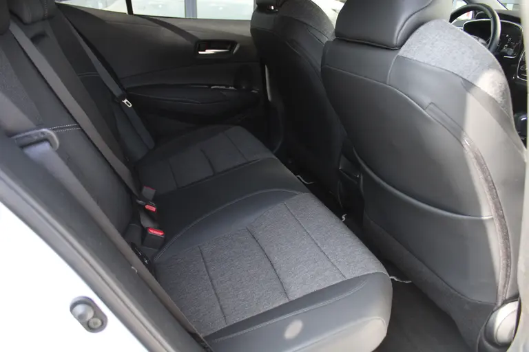 Toyota Corolla 1.8 Hybrid First Edition Automaat Achteruitrijcamera, Parkeersensoren Voor/Achter, Stoelverwarming, Cruise Control Adaptief, Climate Control afbeelding 20