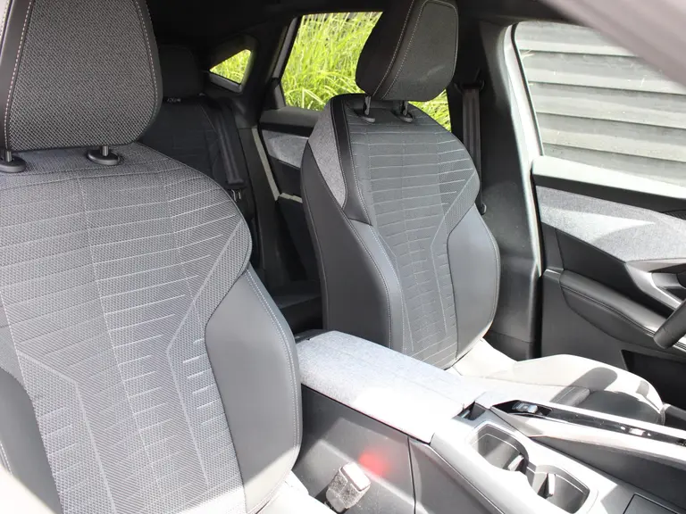 Peugeot 3008 Allure 1.2 Hybrid 145PK e-DCS6 Automaat Navigatie, Achteruitrijcamera, Keyless Entry & Start Stoelverwarming, Apple Carplay, Android Auto afbeelding 13