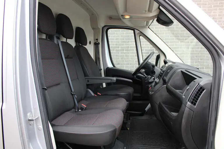 Peugeot Boxer 330 2.2 BlueHDi 140 L2H2 Asphalt CruiseControl, Trekhaak, Airco, Navigatie, Achteruitrijcamera, DAB Radio afbeelding 9