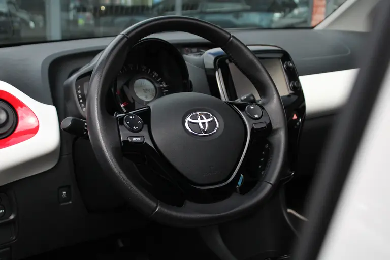 Toyota Aygo 1.0 VVT-i x-pose 70PK Automaat Vouwdak Elektrisch, Navigatie, Climate Control, Carplay/Android Auto afbeelding 5