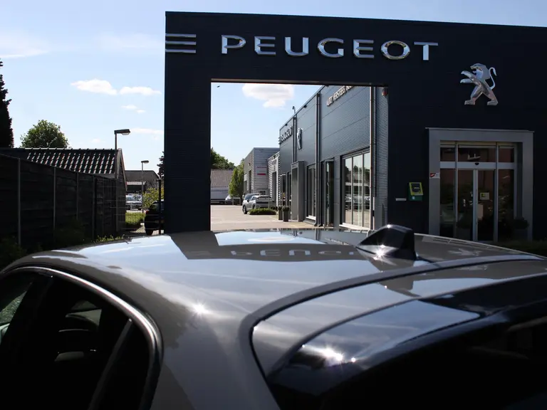 Peugeot 208 Allure 1.2 Hybrid 110PK e-DCS6 Automaat Navigatie, 360 camera, Lichtmetalen velgen, Parkeerhulp voor & achter, Cruise Control afbeelding 34