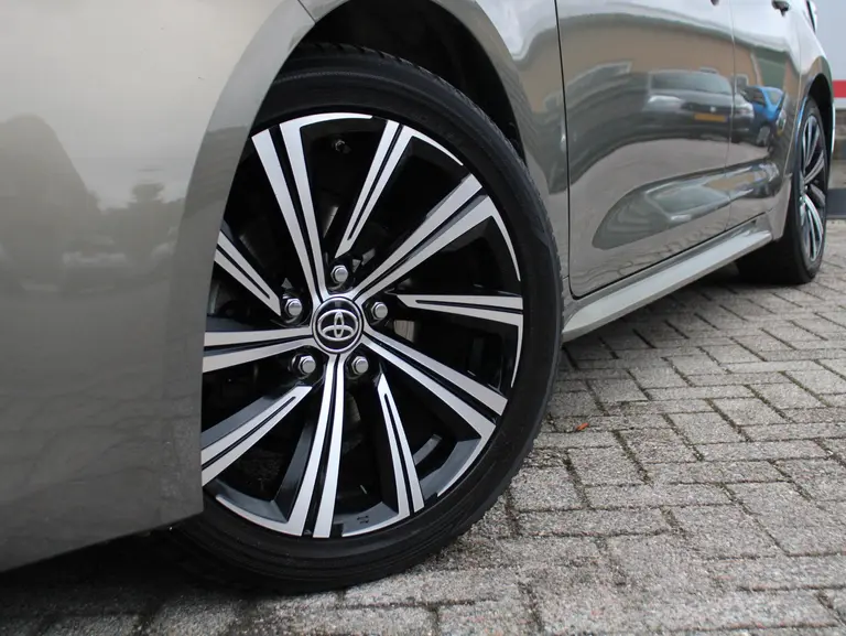 Toyota Corolla Touring Sports 1.8 Hybrid Dynamic Achteruitrijcamera, Stoelverwarming, Cruise Control Adaptief, Draadloze Telefoonlader afbeelding 3
