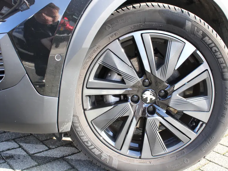 Peugeot e-2008 EV GT 50 kWh Navigatie, Lichtmetalen velgen 18 inch, Keyless Entry, Dodehoek detectie afbeelding 2