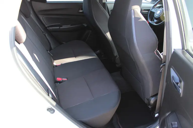 Suzuki Swift 1.4 Sport met Apple Carplay/ Android Auto, Dealer Cruise control en Achteruitrij Camera. afbeelding 11