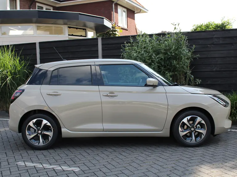 Suzuki Swift 1.2 Style Smart Hybrid 82PK 5DRS Navigatie, Parkeerhulp achter, Camera Achter, Lichtmetalen velgen afbeelding 7
