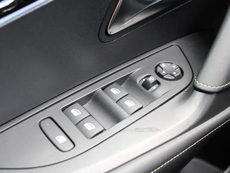 Peugeot e-2008 EV GT 50 kWh Navigatie, Lichtmetalen velgen 18 inch, Keyless Entry, Dodehoek detectie afbeelding 17