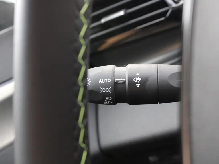 Peugeot e-308 SW GT 54 kWh 156PK Navigatie, Achteruitrijcamera, Stoel en Stuurverwarming, Parkeersensoren Voor & Achter afbeelding 20