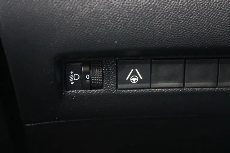 Peugeot 208 Allure 1.2 Hybrid 100PK e-DCS6 Automaat Navigatie, Achteruitrijcamera, Stoelverwarming, Adaptieve Cruise Control afbeelding 40