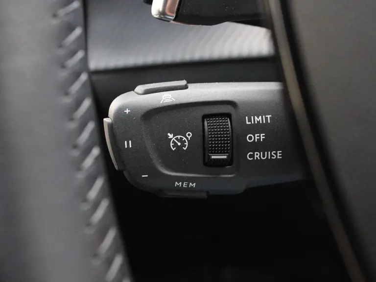 Peugeot 2008 Allure 1.2 PureTech 130PK EAT8 Automaat Navigatie, Camera Voor & Achter, Adaptieve Cruise Control, Dodehoek, Parkeersensoren afbeelding 20