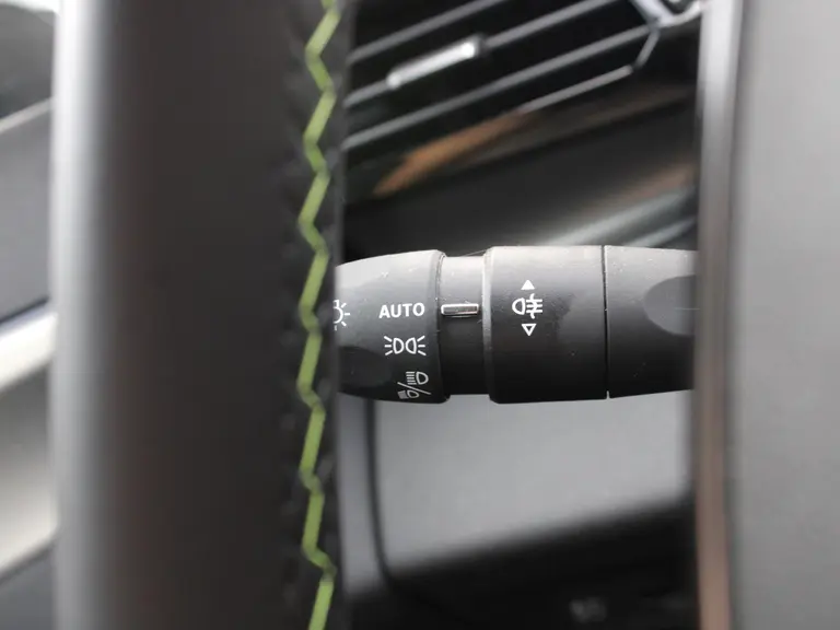 Peugeot e-308 SW GT 54 kWh 156PK Navigatie, Achteruitrijcamera, Stoel en Stuurverwarming, Parkeersensoren Voor & Achter afbeelding 20