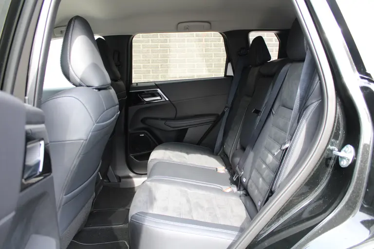 Mitsubishi Outlander 2.4 PHEV First Edition 20" LM velgen, Stuur+stoelverwarming, Standkachel, Premium audio, PDC V+A, afbeelding 12