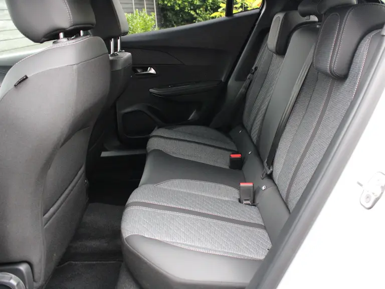 Peugeot 2008 Allure 1.2 PureTech 100PK Navigatie, Camera Achter, parkeerhulp voor en achter, Apple Carplay/Android auto draadloos afbeelding 37