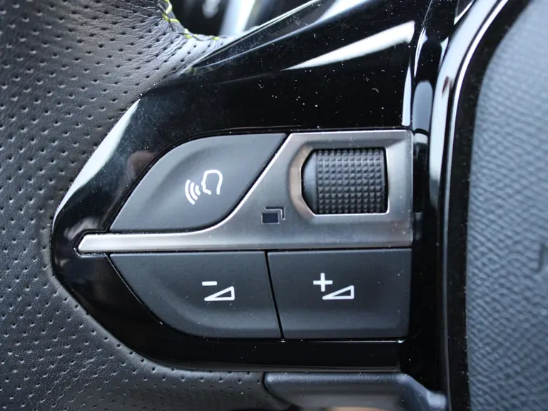 Peugeot 2008 GT Pack 1.2 PureTech 130PK EAT8 Automaat Panoramisch schuifkanteldak, Luxe Alcantara bekleding, Focal Hifi, Trekhaak afbeelding 32