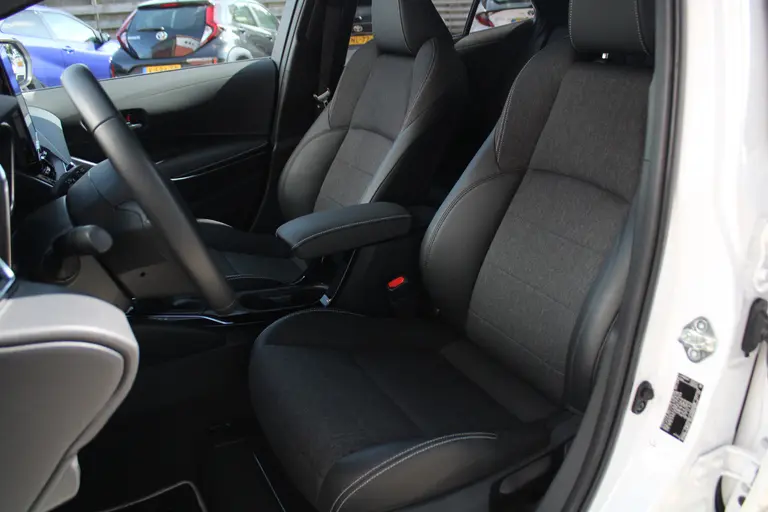 Toyota Corolla 1.8 Hybrid First Edition Automaat Achteruitrijcamera, Parkeersensoren Voor/Achter, Stoelverwarming, Cruise Control Adaptief, Climate Control afbeelding 6