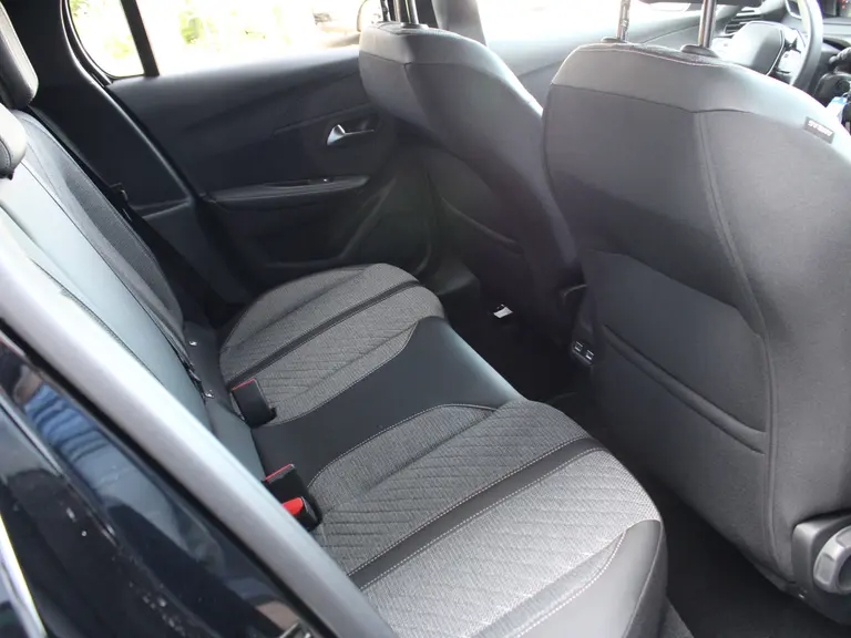 Peugeot 208 1.2 PureTech 100PK Allure Navigatie, Stoelverwarming, Camera achter, Parkeerhulp voor & Achter, Lichtmetalen velgen afbeelding 34