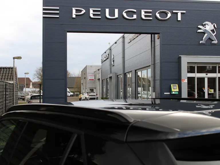 Peugeot 2008 1.2 PureTech 130PK Allure Pack EAT8 Navigatie, Trekhaak afneembaar, Camera Achter, Parkeerhulp achter, Climate Control afbeelding 9