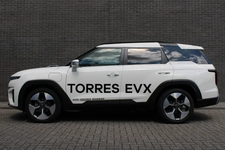 KGM Torres EVX Titanium 73.4 kWh 207pk, Grand White, 20"inch LM velgen Trekgewicht 1.500 KG. 7 jaar garantie! afbeelding 3