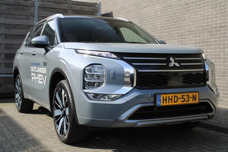Mitsubishi Outlander 2.4 PHEV Instyle+ Lederen interieur, Elek.glazen panoramadak, Massage stoelen, 20" LM velgen, Trekgewicht 1.600 KG. afbeelding 42
