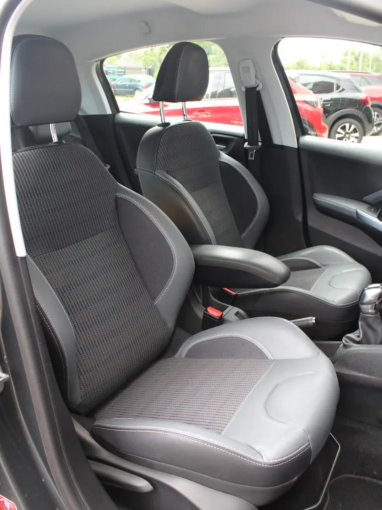 Peugeot 208 1.2 PureTech Allure Navigatie, Climate control, Lichtmetalen Velgen afbeelding 23