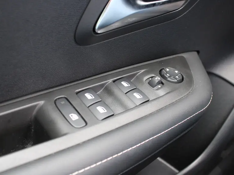 Peugeot e-208 Allure 51 kWh 156PK Navigatie, Rondomzichtcamera, Parkeersensoren, Apple Carplay, Android Auto afbeelding 16