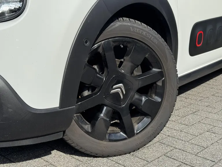Citroën C3 Shine 1.2 PureTech 82PK Navigatie, Achteruitrijcamera, Keyless, Stoelverwarming, Parkeersensoren afbeelding 2