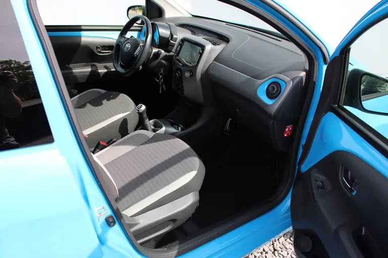 Toyota Aygo 1.0 VVT-i x-first, Camera, Applecarplay/Androidauto, LM-Velgen en Dealer ondehouden! afbeelding 13