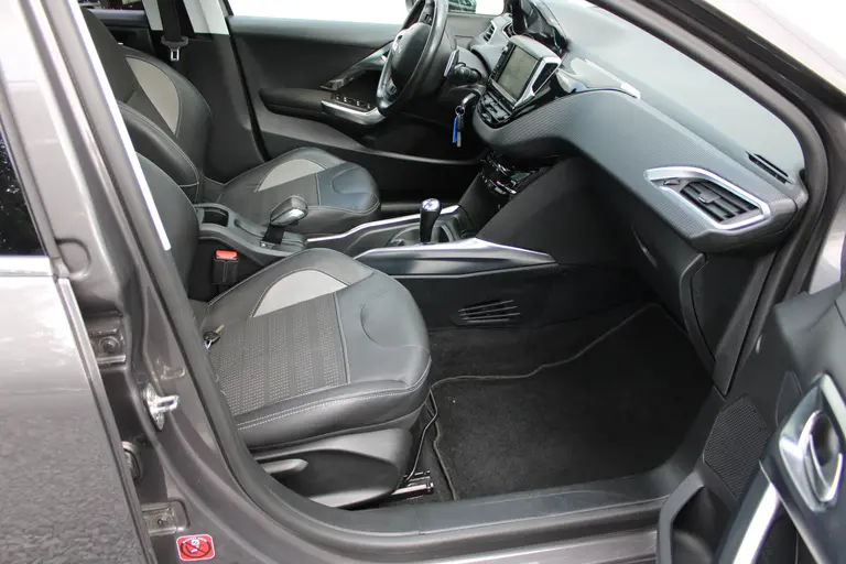 Peugeot 2008 1.2 VTi Allure Pack Premium Plus, Automaat, Trekhaak, All-Seasonbanden, Navigatie, Parkeersensoren voor en achter afbeelding 12