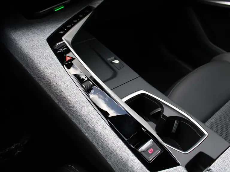 Peugeot 3008 Allure 1.2 Hybrid 145PK e-DCS6 Automaat Navigatie, Achteruitrijcamera, Keyless Entry & Start Stoelverwarming, Apple Carplay, Android Auto afbeelding 32