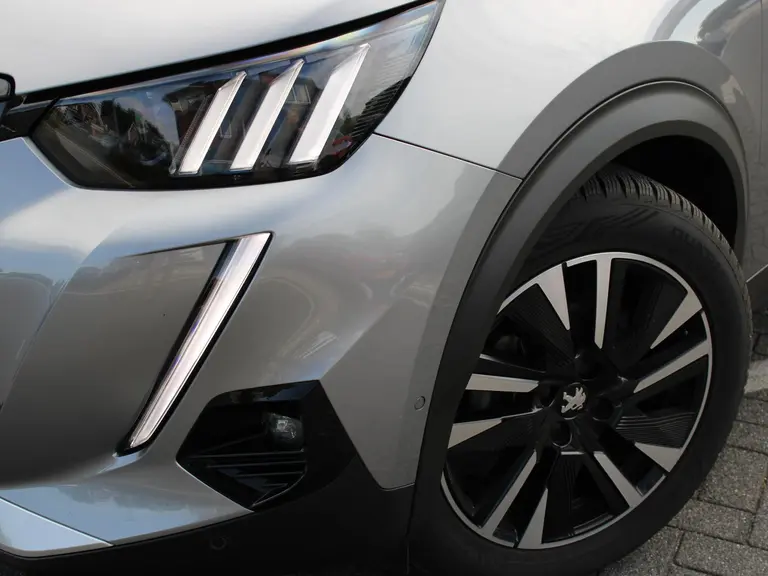 Peugeot 2008 GT Pack 1.2 PureTech 130PK EAT8 Automaat Panoramisch schuifkanteldak, Luxe Alcantara bekleding, Focal Hifi, Trekhaak afbeelding 2