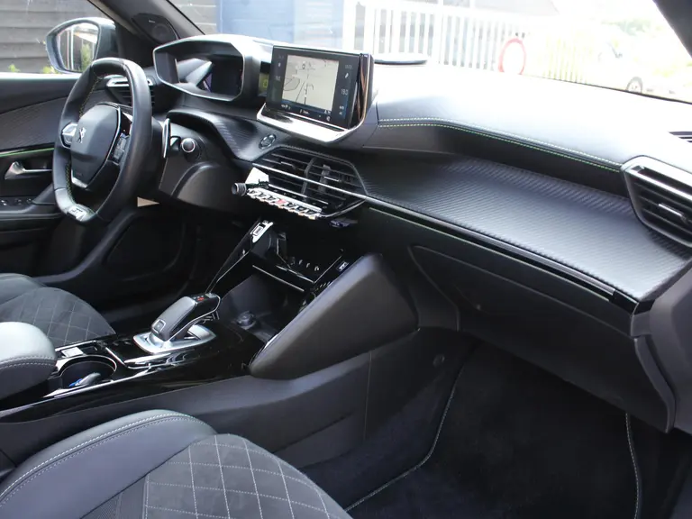 Peugeot 2008 GT Pack 1.2 PureTech 130PK EAT8 Automaat Panoramisch schuifkanteldak, Luxe Alcantara bekleding, Focal Hifi, Trekhaak afbeelding 49