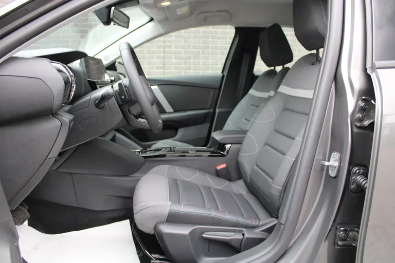 Citroën C4 1.2 Puretech Plus 131pk, Automaat, Navigatie, Keyless Entry/Start, Luxe bekleding, Achteruitrijcamera afbeelding 9
