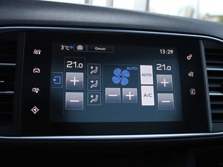 Peugeot 308 1.2 PureTech 130PK Blue Lease Premium Trekhaak, Panoramadak, Apple Carplay, Android Auto, Parkeersensoren, Led Koplampen afbeelding 24