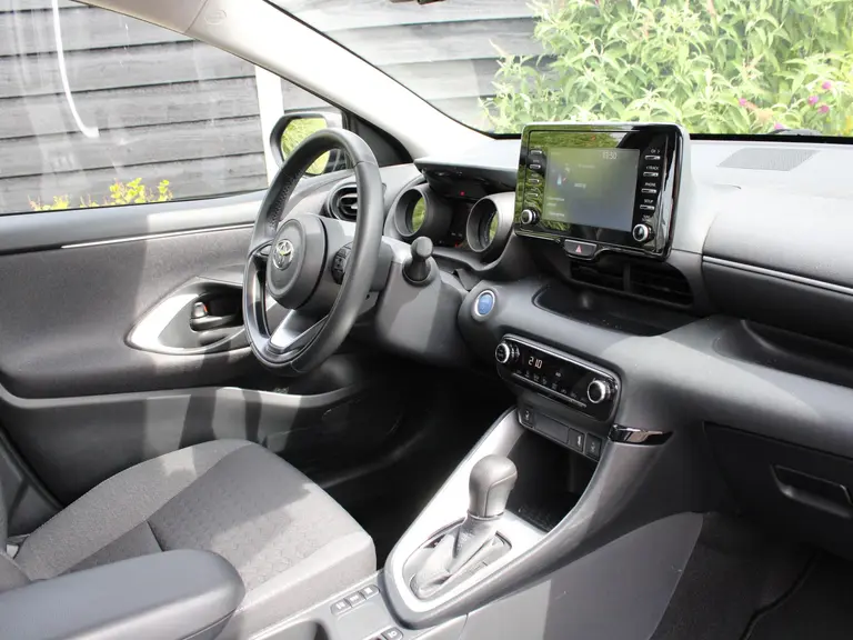 Toyota Yaris Dynamic 1.5 Hybrid 115PK Automaat Lichtmetalen velgen, Achteruitrij camera, Climate Control, KeylessEntry, AppleCarplay/Android Auto Navigatie afbeelding 32
