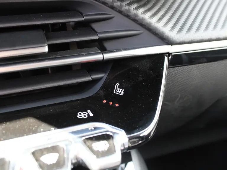 Peugeot 208 Allure 1.2 PureTech 100PK Navigatie, Stoelverwarming, Camera achter, Parkeerhulp voor & Achter, Lichtmetalen velgen afbeelding 30