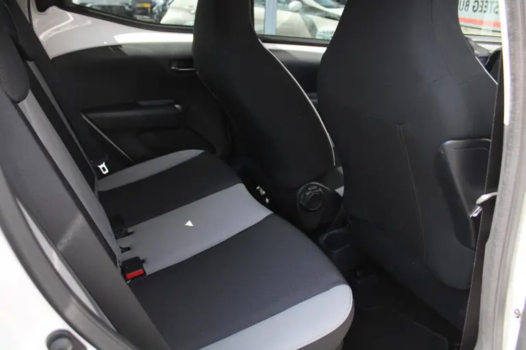 Toyota Aygo 1.0 VVT-i x-play Achteruitrijcamera, Bluetooth, Airco, Apple Carplay/Android Auto afbeelding 18