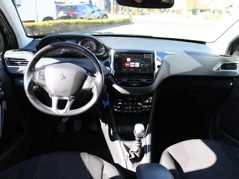 Peugeot 208 1.2 PureTech Tech 110PK Edition 5-drs Parkeerhulp voor en achter met camera, Navigatie, Apple Carplay/AndroidAuto, Panoramadak afbeelding 18