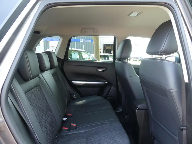 Suzuki Vitara Style 6 Jaar fabrieksgarantie! Nieuw uit voorraad leverbaar! afbeelding 24