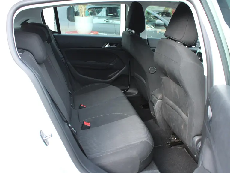 Peugeot 308 1.2 PureTech Active Trekhaak, Climat control, Cruise control, Allseasonbanden, Lichtmetalen velgen afbeelding 10