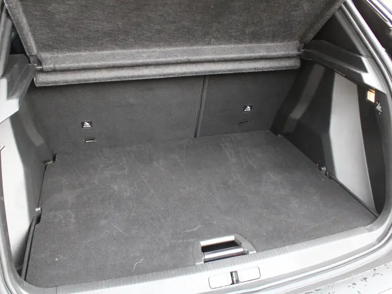 Peugeot 2008 GT 1.2 PureTech 130PK EAT8 Alcantara, Stoelverwarming, Camera, Navigatie, Cruise controle adaptief afbeelding 31